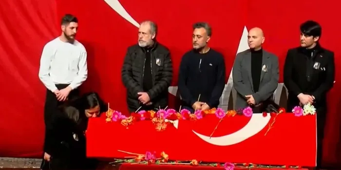 Ayla Algan'a veda! Usta oyuncu Muhsin Ertuğrul Sahnesi'nde düzenlenen cenaze töreniyle son yolculuğuna uğurlandı videosunu izle | Takvim TV