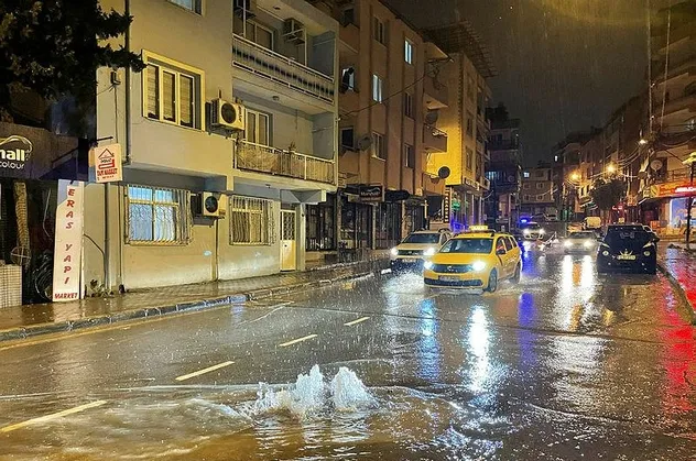 İzmir'i sağanak vurdu! İş yerlerini su bastı yollarda göçükler oluştu