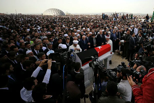 Ünlü tarihçi Kadir Mısıroğlu Büyük Çamlıca Camii’nde son yolculuğuna uğurlandı-2