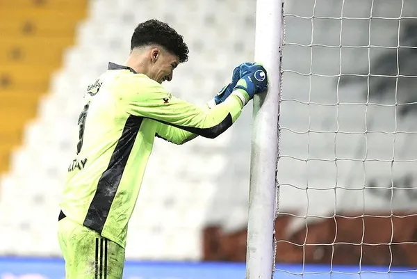 Fenerbahçe'nin kalecisi Altay Bayındır, Beşiktaş derbisinde duvar ördü: 6 net kurtarışa imza attı-3