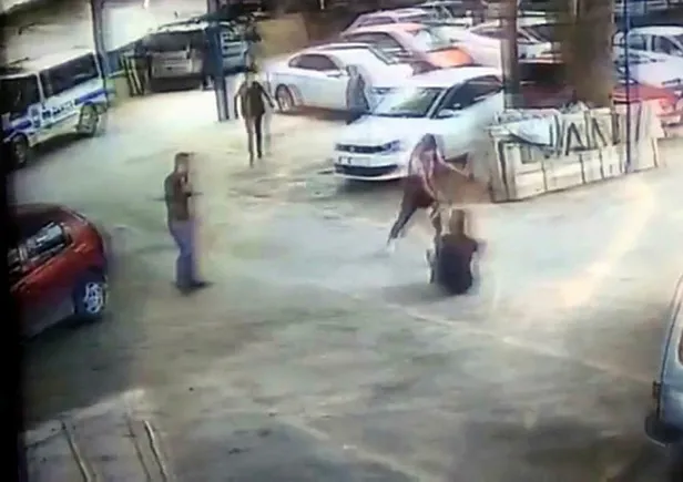 Kütahya'da korkunç görüntüler! Tartıştığı yaşıtlarına döner bıçağı ile saldırdı-3