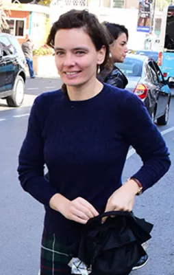 Makyajsız yakalandı koşar adım kaçtı