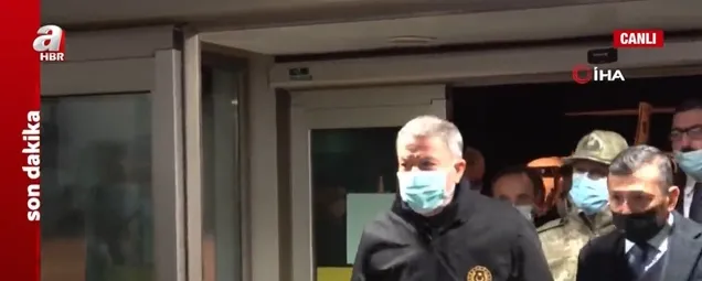 Milli Savunma Bakanı Hulusi Akar ve komutanlar helikopter kazasının yaşandığı bölgede