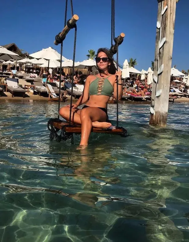 Survivor minicik güzeli Aşkım'ın boyundan büyük pozları yakıp geçiyor! Barış Murat Yağcı'ya küfür etmişti cesur pozları boy boy-10
