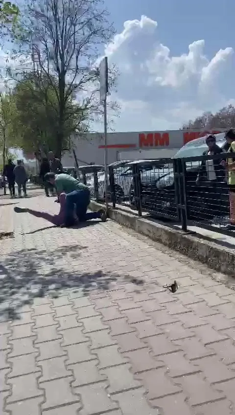 1651239852721.jpg Kıskançlık kavgası karakolda son buldu! Saatlerce sevgilisinin üzerinde oturdu-3