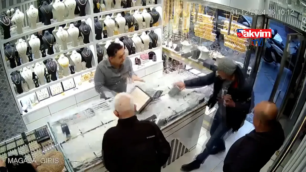Fatih'te kuyumcu soygunu: O anlar kamerada