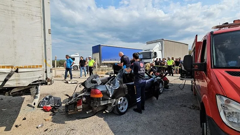 Park halindeki TIR’ın dorsesinin altına giren otomobildeki 2 kişi öldü! Bursa'daki korkunç kaza kamerada-5