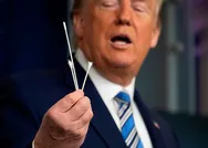 Trumptan ilginç koronavirüs çıkışı! Canlı yayında cebinden kulak temizleme çöpünü çıkarıp...