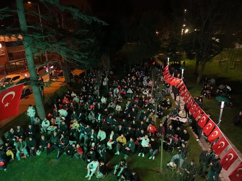 yagmur-dinmedi-destek-bitmedi-dort-bir-yanda-milli-mac-coskusu-kent-meydanlarinda-yasandi-1774995673971.jpeg Yağmur dinmedi destek bitmedi: Dört bir yanda milli maç coşkusu kent meydanlarında yaşandı-7