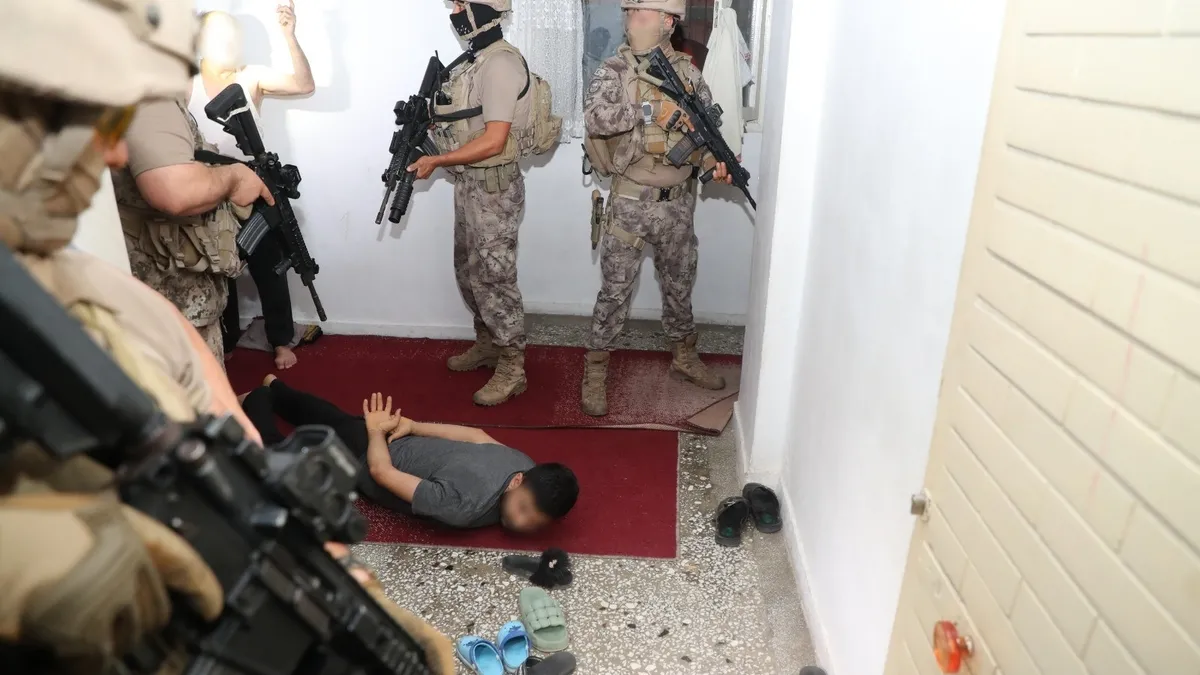 Mersin'de terör operasyonu: 12 kişi yakalandı