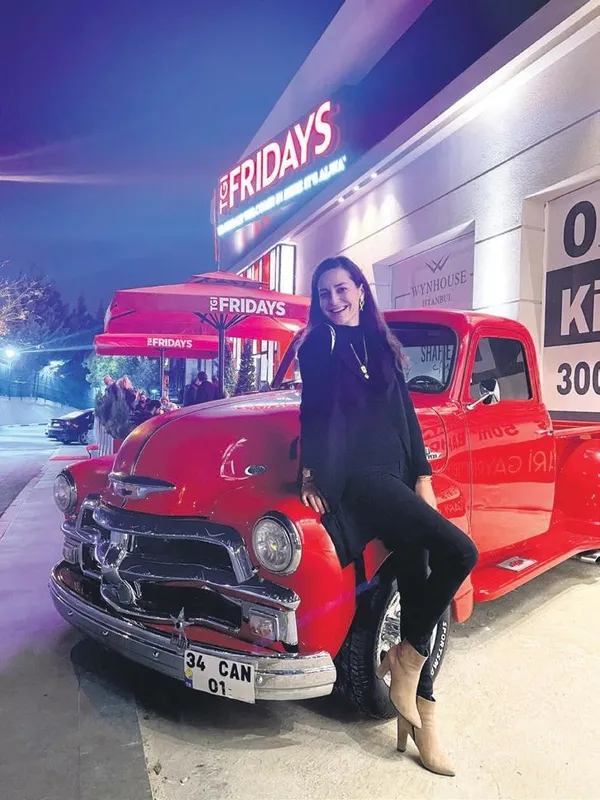 azeri-sarkici-gunel-zeynelova-vefali-cikti-ahmet-selcuk-ilkani-gorunce-bakin-neler-soyledi-1635198625142.jpeg Azeri şarkıcı Günel Zeynelova vefalı çıktı! Ahmet Selçuk İlkan'ı görünce bakın neler söyledi-6