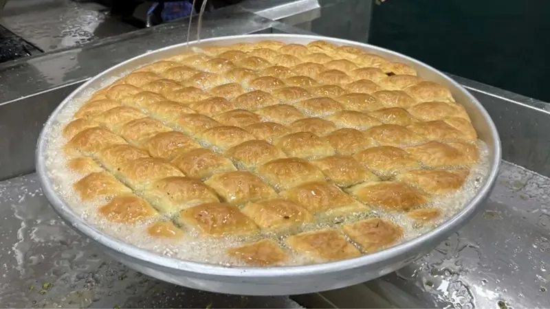 antep-baklavasinda-bayram-rekoru-gunluk-uretim-120-tonu-buluyor-1779263419620.jpg Antep baklavasında bayram rekoru: Günlük üretim 120 tonu buluyor-5