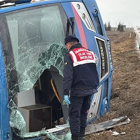 Cezaevi aracı şarampole devrildi!