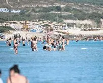 Çeşme’de ünlü akını! Plajda ortaya renkli görüntüler çıktı!