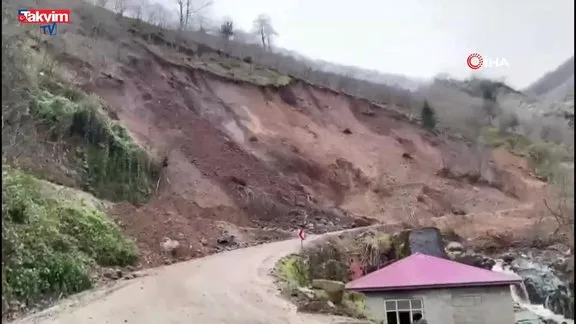 Trabzon’da heyelan! O anlar kamerada
