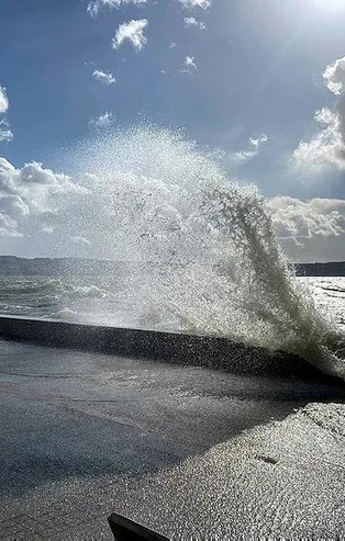 İzmir Konak'ta deniz taştı iş yerlerini su bastı!