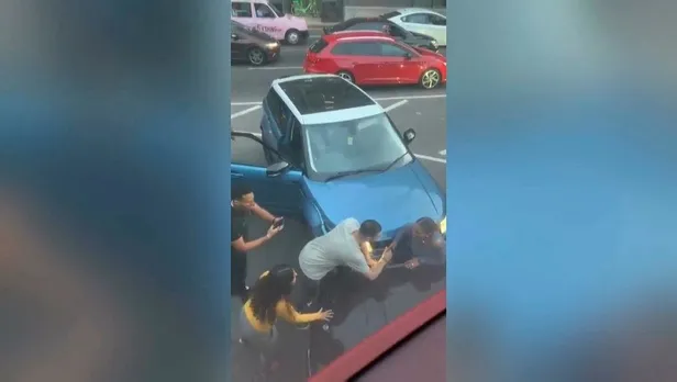 Londra'da dehşete düşüren anlar... Bir kadın, iki aracın arasına sıkıştı-3