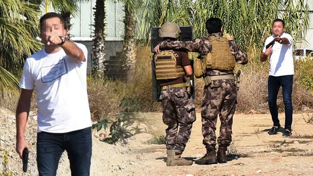 1605008099275.jpg Antalya'da dehşet anları! Namluyu boynuna dayadı, yanına kimseyi yaklaştırmadı...-2