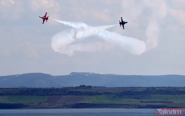 Çanakkale Deniz Zaferi’nin 106’ncı yıl dönümünde Türk Yıldızları’ndan Şehitler Abidesi’nde nefes kesen gösteri