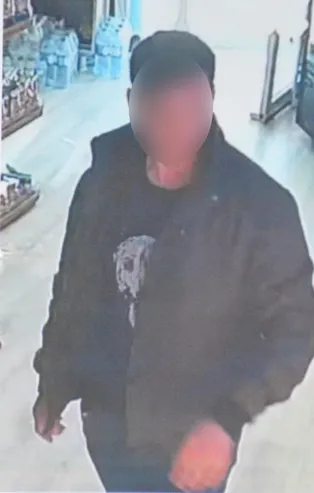 Hırsızın fotoğrafını dükkanın camına astı