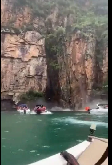 brezilyada-turist-teknesinin-uzerine-dev-kaya-dustu-7-olu-1641707825685.jpg Brezilya'da turist teknesinin üzerine dev kaya düştü: 7 ölü-3