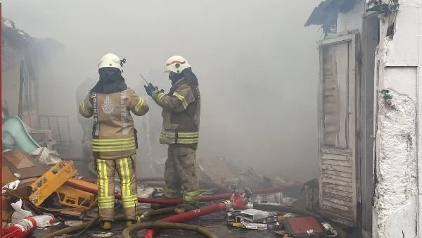 Kadıköy'de korkutan yangın: Hurdalıkta başladı binalara sıçradı-3