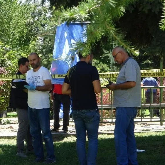 Parktaki kamelyaya kendini astı