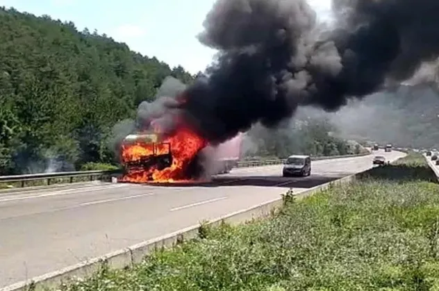 Bolu'da seyir halindeki TIR alev alev yandı