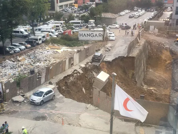 Ümraniye'de istinat duvarı çöktü araçlar çukura düştü-2