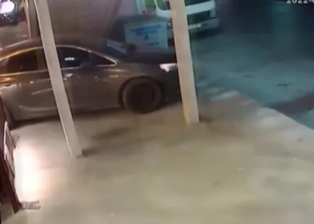 Küçükçekmece’de akılalmaz görüntü kamerada: Otomobille merdivenden indi!-3