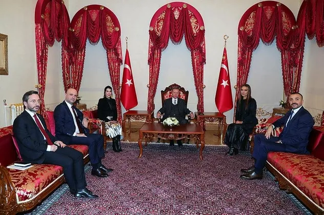Başkan Erdoğan sanatçılar Hande Yener ve Demet Akalın'ı kabul etti