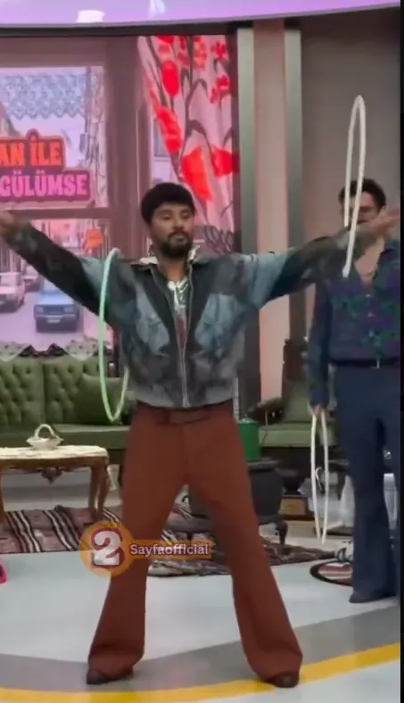 1789494656125.png Alişan yapay zeka filtresine ihtiyaç duymadı! Geniş paçalar ve oversize ceketle objektif karşısına geçti-4