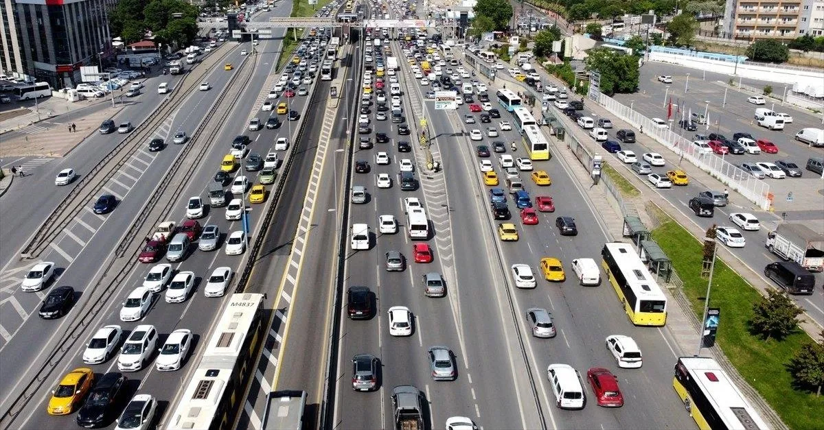 istanbul da kisitlamasiz ilk cumartesi gunu trafik kilitlendi yol durumu takvim