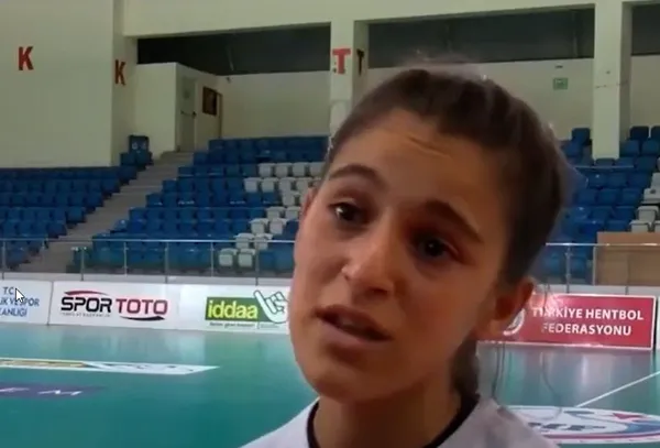 sanliurfada-hentbol-oynamasina-izin-verilmemesine-isyan-ettigi-videoyla-tum-turkiyenin-tanidigi-13-yasindaki-merve-akpinar-artik-cok-mutlu-1625553555005.jpg Şanlıurfa'da hentbol oynamasına izin verilmemesine isyan ettiği videoyla tüm Türkiye'nin tanıdığı 13 yaşındaki Merve Akpınar artık çok mutlu-5