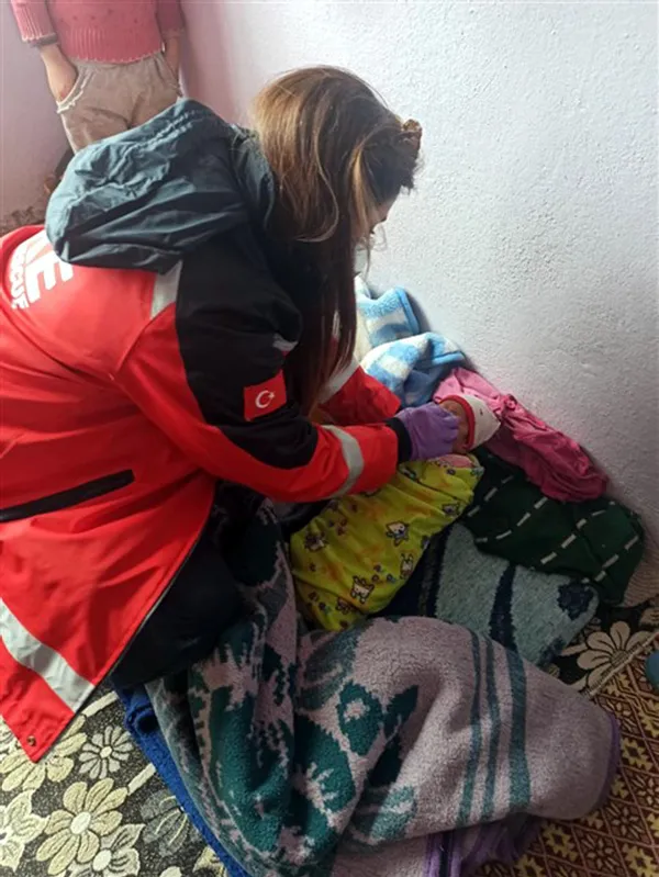 telefonla-dogum-diyarbakir-hanide-yol-kapaninca-112-acil-cagri-merkezinden-verilen-tibbi-danismanlikla-evde-do-1643189681428.jpg