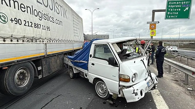 Anadolu Otoyolu'nun Kocaeli kesiminde meydana gelen zincirleme kaza nedeniyle Ankara istikametinde ulaşım sağlanamıyor. (AA)