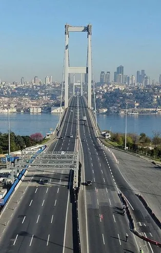 Son dakika: Sokağa çıkma yasağı sonrası 15 Temmuz Şehitler Köprüsü'ndeki denetimler havadan görüntülendi