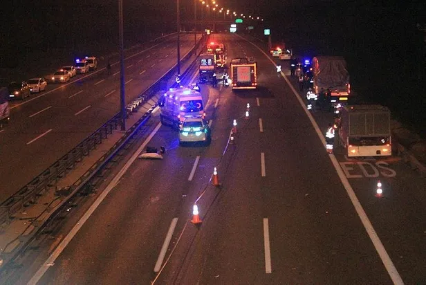 Son dakika: TEM'de feci kaza: Otomobil kamyona çarpıp takla attı: 2 ölü, 1 ağır yaralı-2