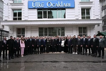 MHP lideri Bahçeli Ülkü Ocakları'nı ziyaret etti: Gençlerle bayramlaştı