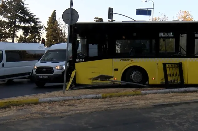İETT kazalarına yenileri eklendi! Önce Küçükçekmece sonra Kadıköy! Şoförler kontrollerini kaybedip kaza yaptı