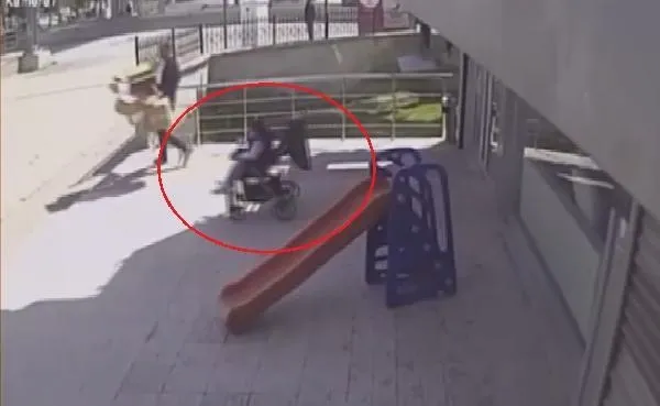 Bebek arabasının kaldırımdan araç trafiğinin olduğu yola düşmesini son anda engelledi-2