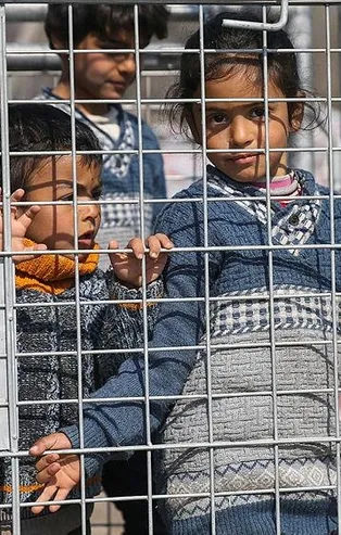 Yunanistan'ın çocuklara bile tahammülü yok!