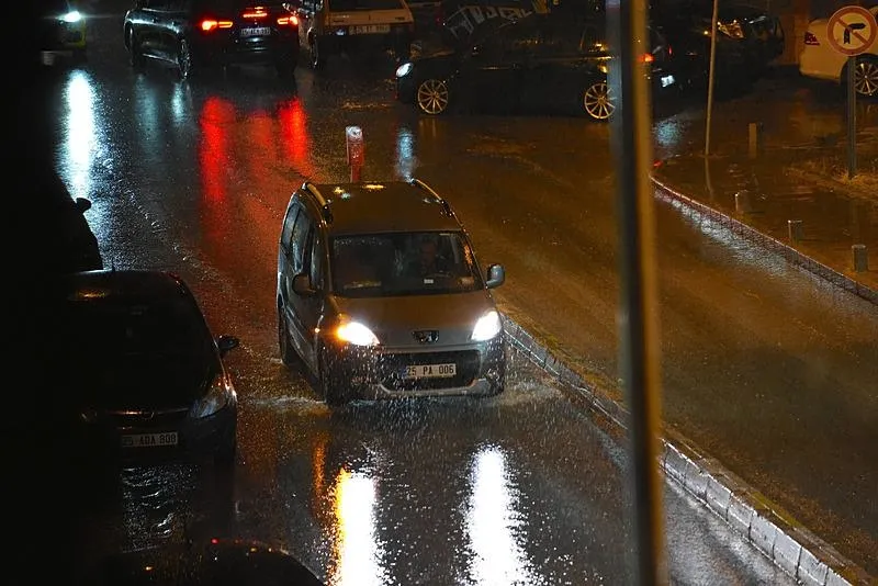 Erzurum'da sağanak yağış hayatı olumsuz etkiledi: Cadde ve sokaklar su doldu-3