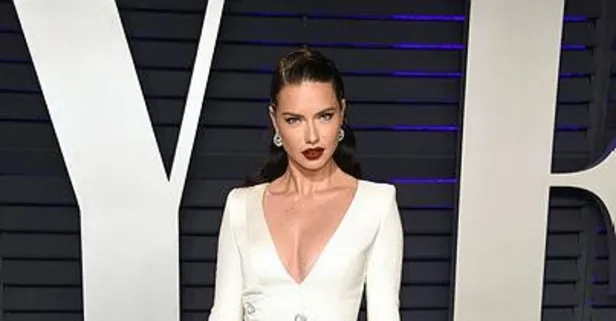 Adriana Lima, nazar boncuklu kolyesiyle dikkat çekti