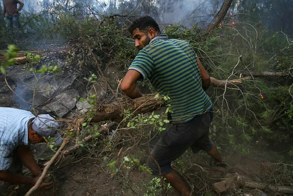 İzmir'deki orman yangını için avuçlarıyla toprak toplayan Suriyeli Hasan gündeme damga vurmuştu! İşte yürek burkan hikayesi!-3