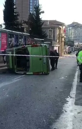 Son dakika: Şişli'de feci kaza! Kontrolden çıkan yolcu minibüsü devrildi