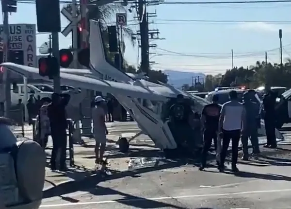 pilot-polisler-tarafindan-son-anda-kurtarildi-tren-ucagi-parcaladi-1641797970311.jpg Pilot, polisler tarafından son anda kurtarıldı! Tren uçağı parçaladı-2