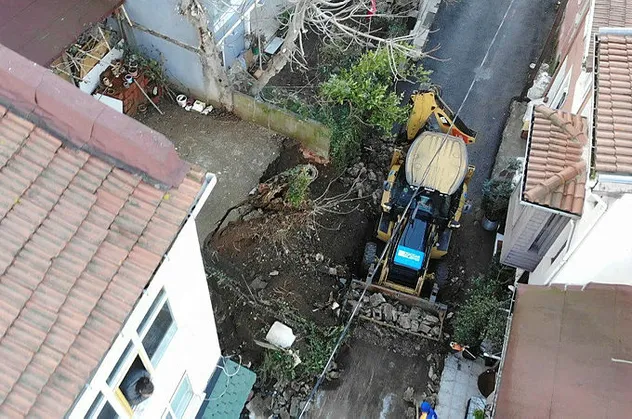 Üsküdar'da panik yaratan olay! İstinat duvarı çöktü sokak kapandı