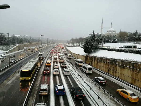 son-dakika-gunlerdir-uyari-ustune-uyari-yapildi-ibb-karla-mucadelede-sinifta-kaldi-vatandas-isyan-etti-1613543720806.jpg SON DAKİKA! Günlerdir uyarı üstüne uyarı yapıldı! İBB karla mücadelede sınıfta kaldı, vatandaş isyan etti-2