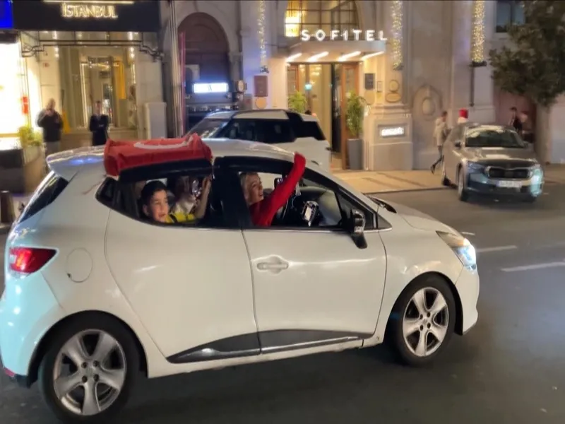 1774994211152.jpeg Yağmur dinmedi destek bitmedi: Dört bir yanda milli maç coşkusu kent meydanlarında yaşandı-3